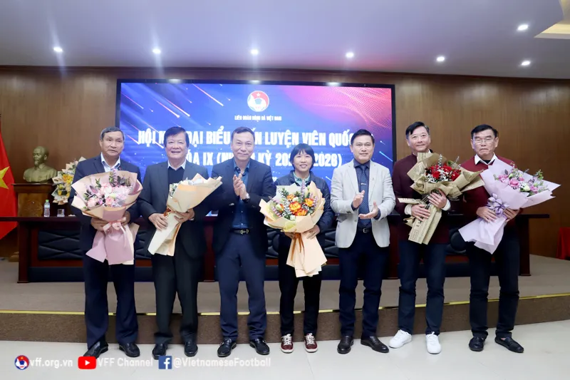 Lãnh đạo VFF trao hoa chúc mừng các thành viên được bầu vào Hội đồng HLV quốc gia khóa 9