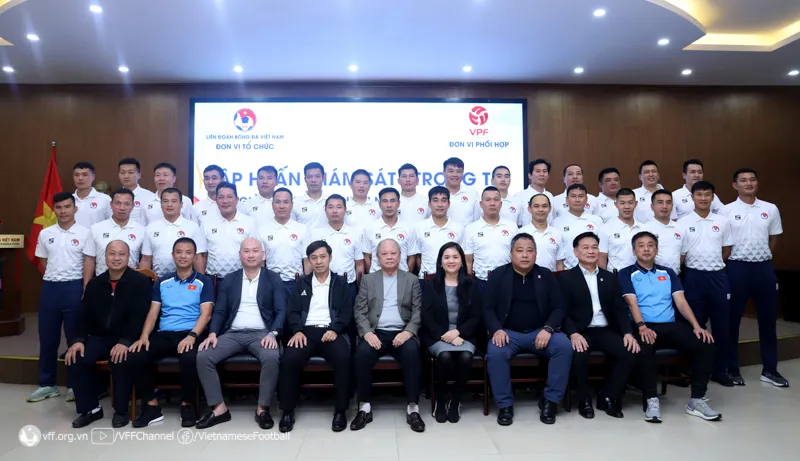 Ban tổ chức chụp ảnh lưu niệm cùng các trọng tài Ban tổ chức chụp ảnh lưu niệm cùng các trọng tài