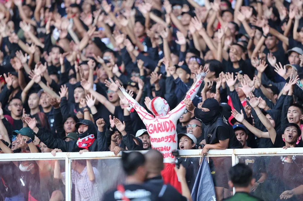 Cổ động viên Indonesia trên khán đài