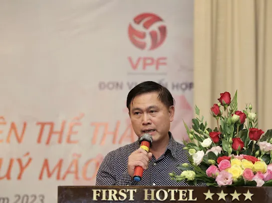 Phó chủ tịch VFF Trần Anh Tú chia sẻ cùng các phóng viên tại buổi gặp gỡ