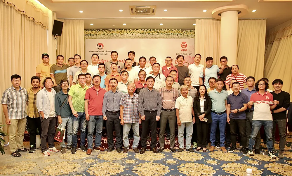 Lãnh đạo VFF và VPF chụp ảnh lưu niệm cùng các phóng viên, biên tập viên tại buổi gặp gỡ. Ảnh: DŨNG PHƯƠNG 