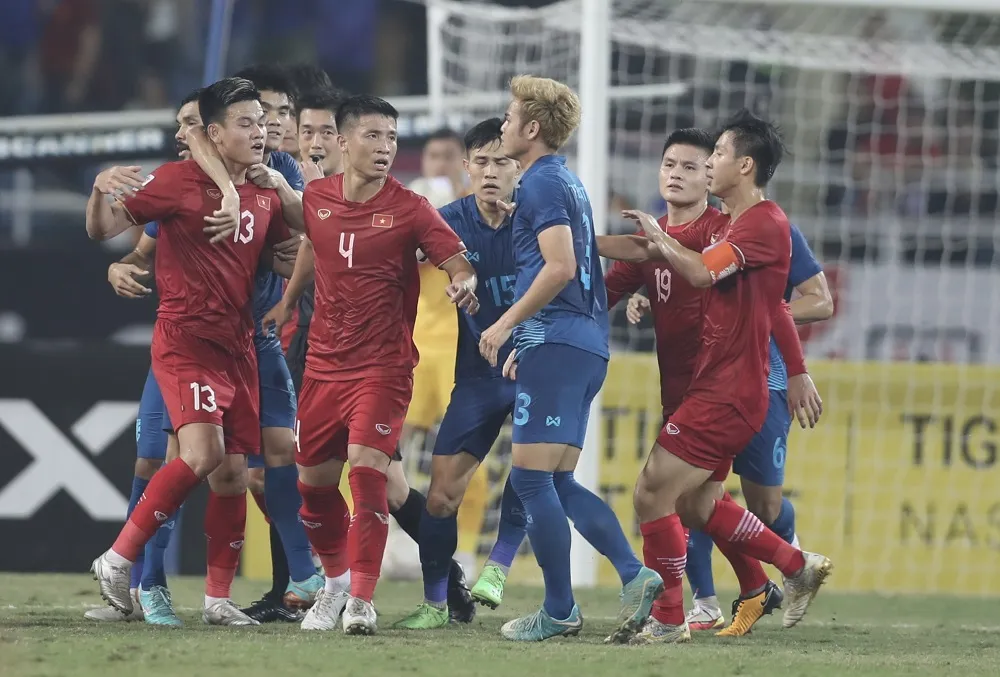 Tình huống căng thẳng giữa hai đội vào cuối hiệp 1