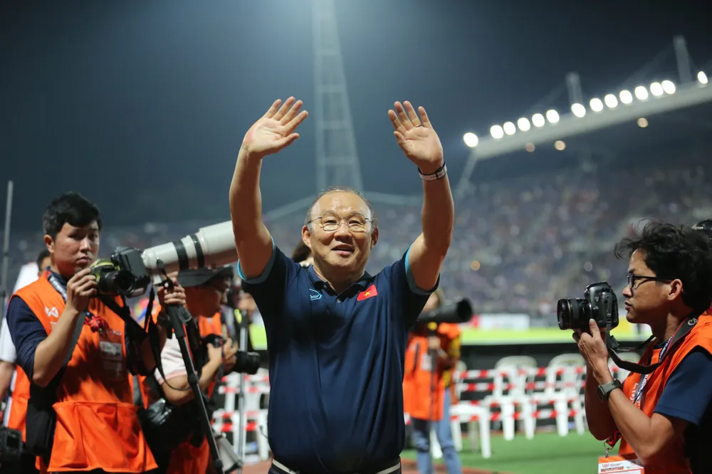 HLV Park Hang-seo chào các CĐV Việt Nam sau trận đấu HLV Park Hang-seo chào các CĐV Việt Nam sau trận đấu