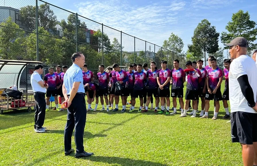Chủ tịch CLB Becamex Bình Dương Hồ Hồng Thạch trò chuyện và chúc mừng đầu Xuân với các cầu thủ trên sân tập sáng 25-1