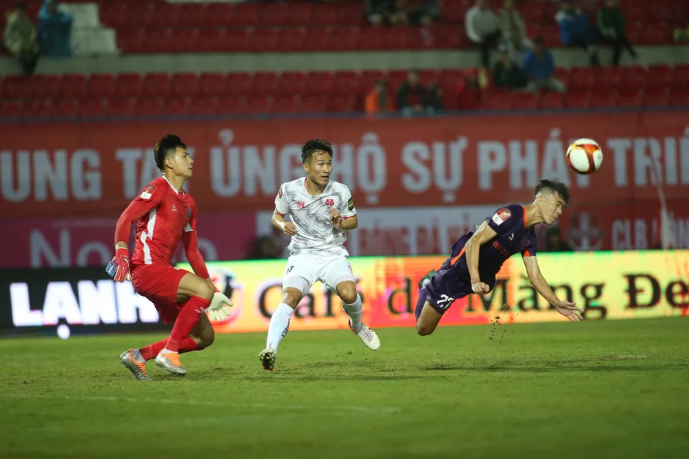 Hàng phòng ngự mất tập trung vào cuối trận đã buộc đội khách phải trả giá