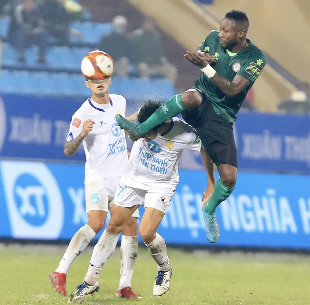 CLB TPHCM thua trận ra quân trên sân Thiên Trường 