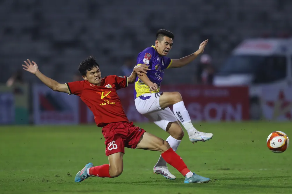 Thắng trận này, Hà Nội FC vươn lên ngôi đầu bảng với 7 điểm