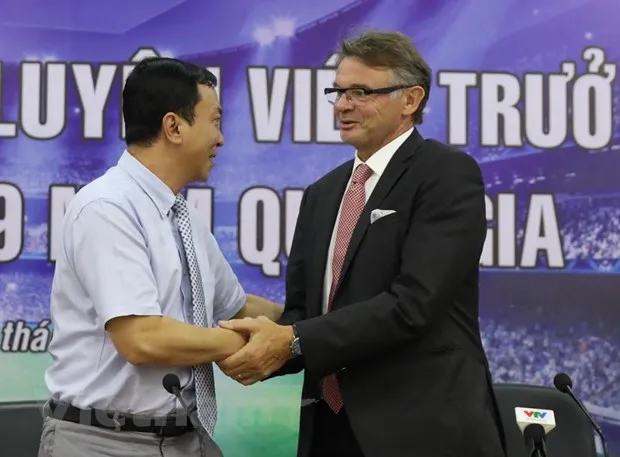 "Phù Thủy Trắng" Troussier chính thức kế nhiệm HLV Park Hang-seo