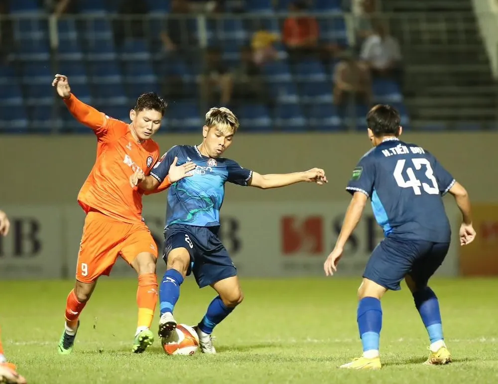 Cao Văn Triền được xem là thủ lĩnh khu trung tuyến của Bình Định trong mùa bóng năm nay Cao Văn Triền được xem là thủ lĩnh khu trung tuyến của Bình Định trong mùa bóng năm nay