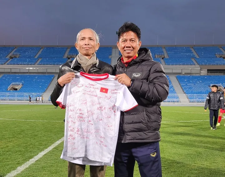 HLV trưởng Hoàng Anh Tuấn tặng Đại sứ Đặng Xuân Dũng áo thi đấu lưu niệm có chữ ký của toàn đội