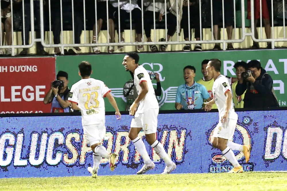 Niềm vui của Paollo sau khi ghi bàn mở tỷ số cho HA.GL Niềm vui của Paollo sau khi ghi bàn mở tỷ số cho HA.GL