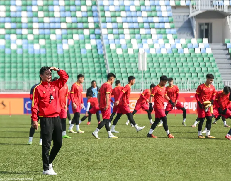 HLV Hoàng Anh Tuấn cùng các học trò trên sân tập ngày 28-2