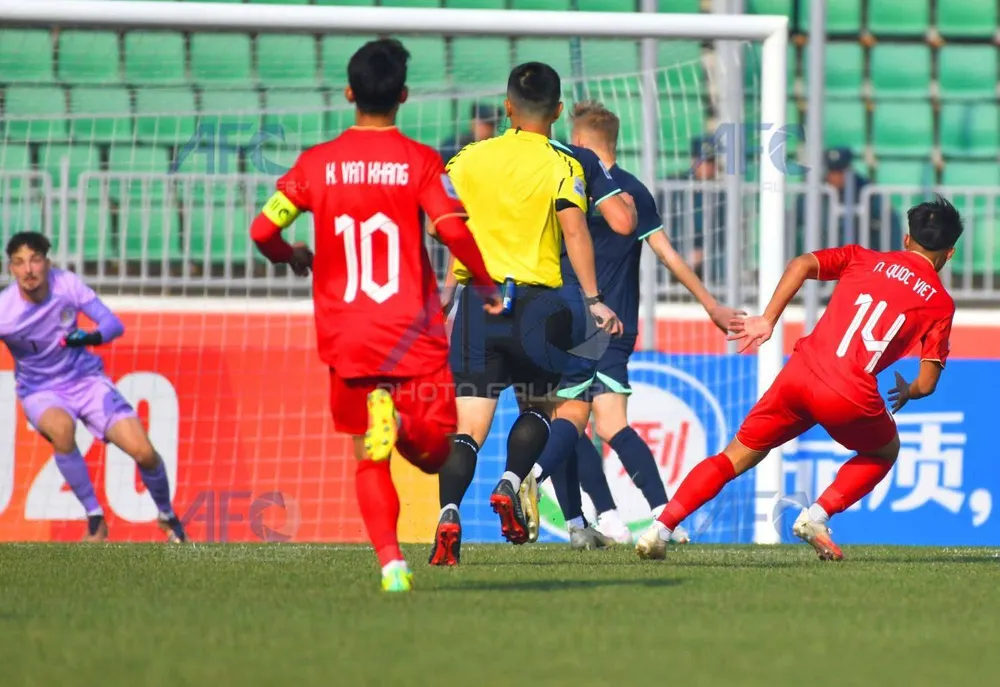 Cú dứt điểm chuẩn xác của Quốc Việt đánh bại thủ môn Warshawsky vào phút thứ 6