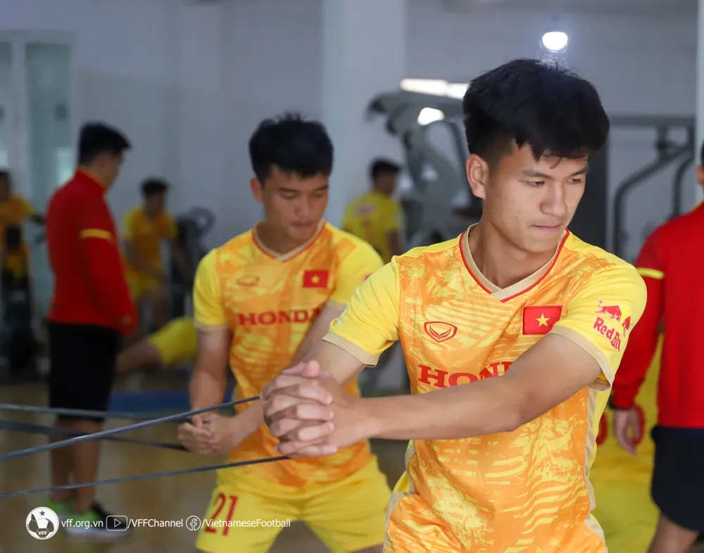 Đan xen các buổi tập trên sân cỏ, các tuyển thủ U23 có những buổi tập tại phòng Gym để bổ trợ