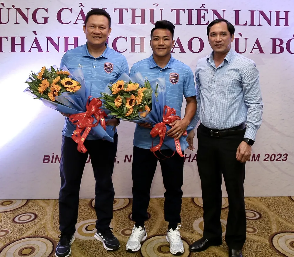 Tổng Giám đốc Lê Hồng Cường trao hoa chúc mừng tân HLV trưởng Nguyễn Quốc Tuấn và trợ lý Nguyễn Quang Hải Tập thể Ban huấn luyện CLB Becamex Bình Dương chụp hình lưu niệm cùng lãnh đạo CLB và đại diện BTC Giải thưởng Quả bóng vàng Việt Nam 2022 Các cầu thủ chụp ảnh lưu niệm cùng lãnh đạo CLB và đại diện BTC Giải thưởng Quả bóng vàng Việt Nam 2022