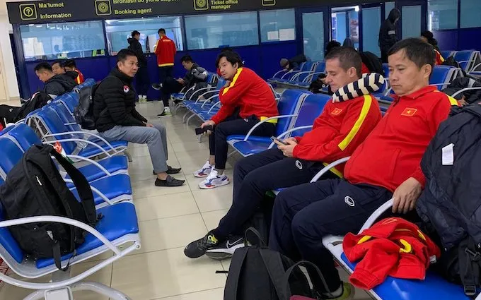 HLV Hoàng Anh Tuấn cùng các trợ lý tại sân bay ở Uzbekistan