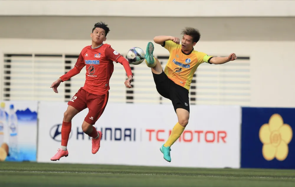 ĐH Tôn Đức Thắng (áo đỏ) đã có khởi đầu ấn tượng bằng chiến thắng 4-0 trước ĐH Tây Nguyên. Ảnh: DŨNG PHƯƠNG