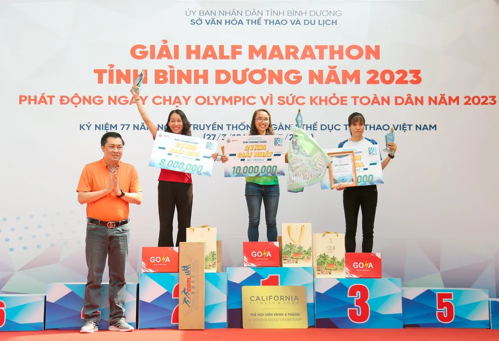 Đại diện Ban Tổ chức trao giải cho các VĐV đạt thành tích cao