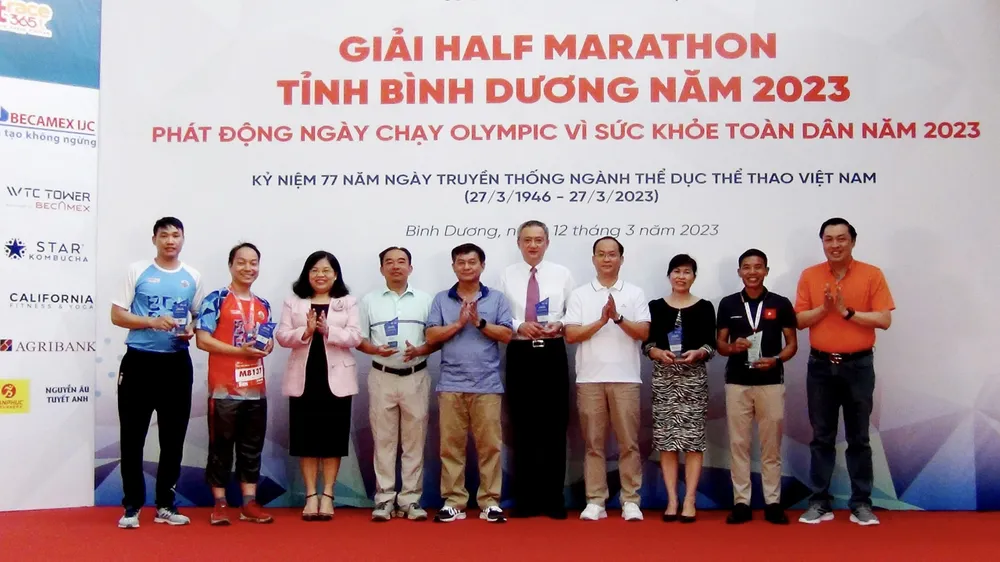 Lãnh đạo tỉnh, BTC tặng quà tri ân các đơn vị đồng hành giải Lãnh đạo tỉnh, BTC tặng quà tri ân các đơn vị đồng hành giải