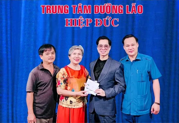 Ca sĩ Ngọc Sơn trao quà đến đại diện Trung tâm