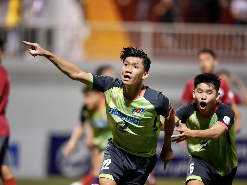 Niềm vui của Hoàng Nam sau bàn gỡ hòa 1-1 cho ĐH Tôn Đức Thắng vào phú bù giờ