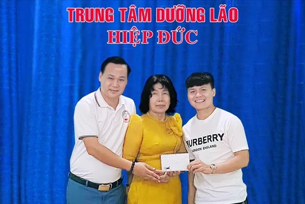 Các tuyển thủ quốc gia trong lần đến thăm và tặng quà trung tâm