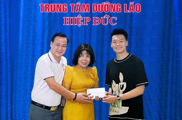 Các tuyển thủ quốc gia trong lần đến thăm và tặng quà trung tâm