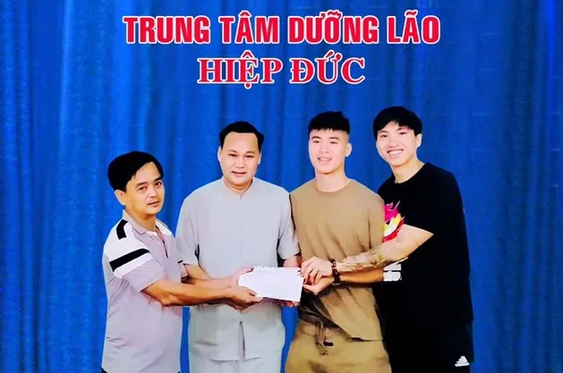 Các tuyển thủ quốc gia trong lần đến thăm và tặng quà trung tâm
