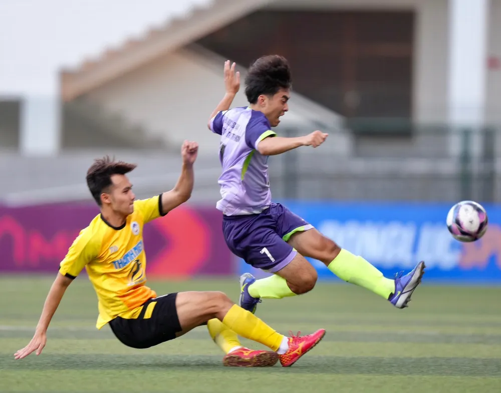 ĐH Sư phạm TDTT TPHCM vượt qua ĐH Kinh tế quốc dân (áo vàng) với tỷ số 2-0 để giành quyền vào Tứ kết