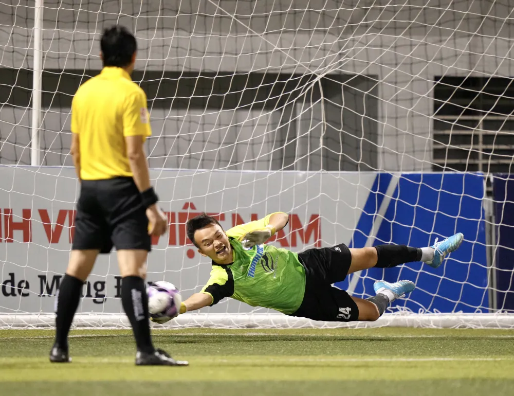 Thủ môn Thanh Phúc đóng vai người hùng ở loạt sút luân lưu 11m đưa ĐH Thủy Lợi vào Bán kết