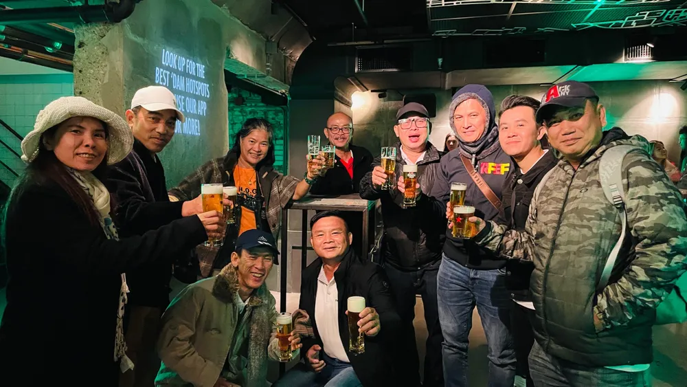 Ông Trần Minh Triết (phía trên - thứ tư từ trái qua) – Phó Tổng Giám Đốc Điều Hành – Công Ty TNHH Nhà Máy Bia HEINEKEN Việt Nam thưởng thức bia Heineken cùng các thành viên