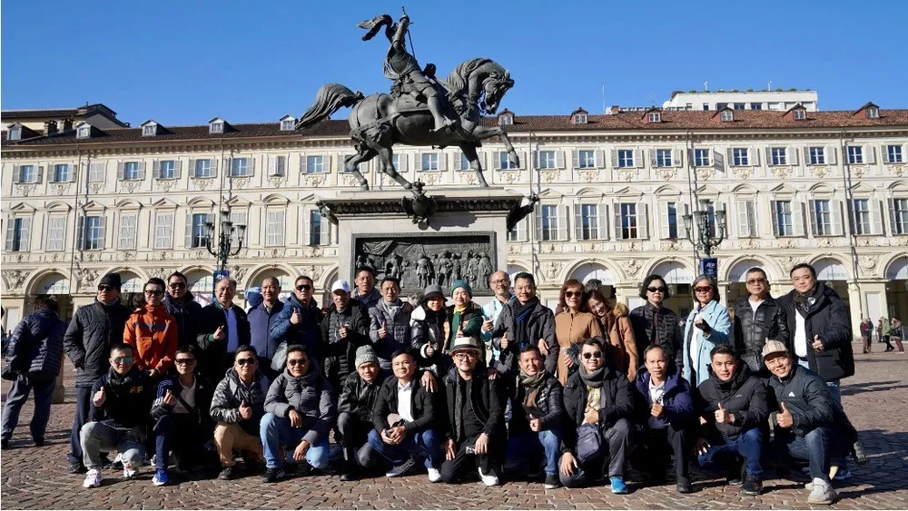 Đoàn tiếp tục hành trình tại Quảng trường Thánh Mark (Piazza San Marco), Turin - Ý