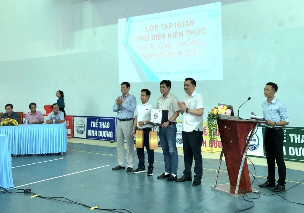 Ông Cao Văn Chóng tặng quà lưu niệm cho các giảng viên lớp tập huấn đến từ Trung tâm Doping và Y học thể thao Quốc gia