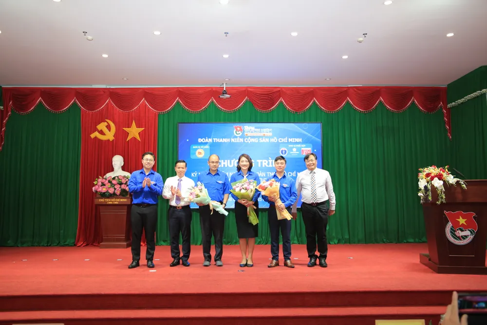 PGS.TS Nguyễn Quốc Dũng (phải) trao tặng hoa cho các thủ lĩnh đoàn tại buổi lễ sáng 25-3. PGS.TS Nguyễn Quốc Dũng (phải) trao tặng hoa cho các thủ lĩnh đoàn tại buổi lễ sáng 25-3.