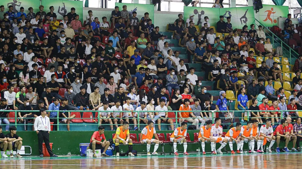 Khán giả ngồi kín Nhà thi đấu Lãnh Binh Thăng ngày 23-3