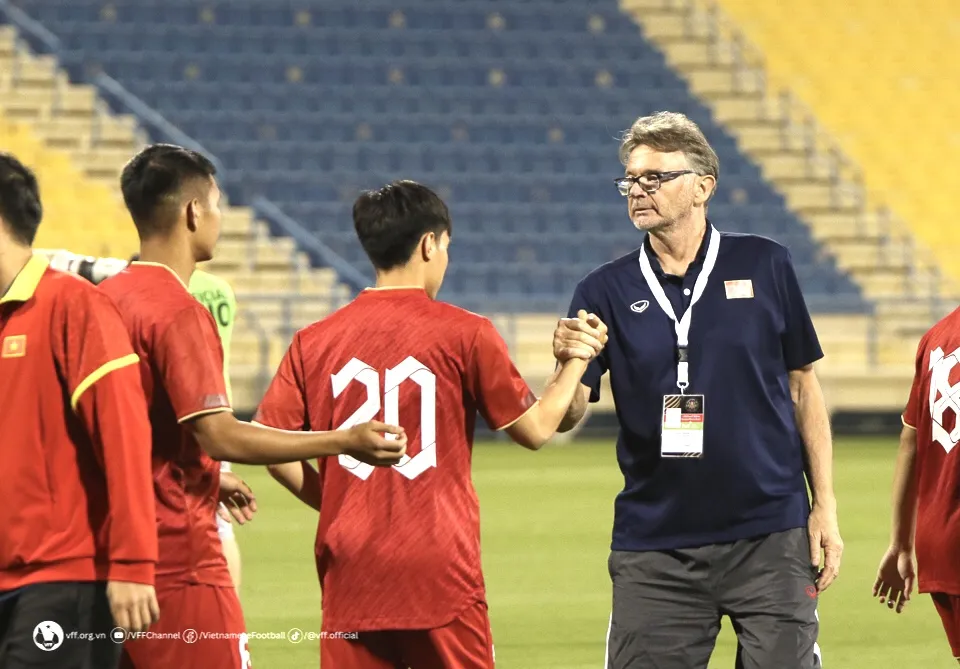 Thầy trò HLV Troussier sẽ gặp lại vào giữa tháng 4