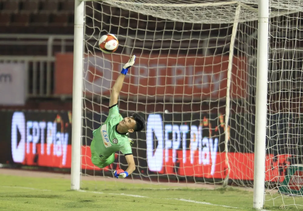 Thủ môn Anh Tuấn trở thành người hùng của đội khách trên loạt sút luân lưu