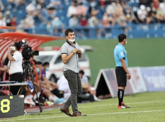 HLV Huy Hoàng đang gặp nhiều sức ép từ thành tích sa sút của SLNA