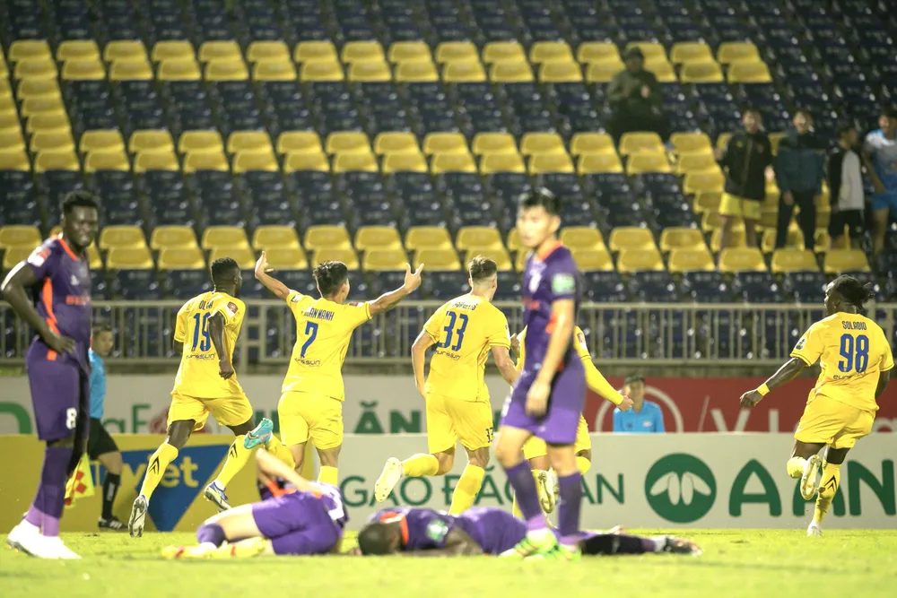 Cầu thủ B.Bình Dương tiếc nuối khi bị gỡ hoà vào cuối trận. Ảnh: MINH HOÀNG