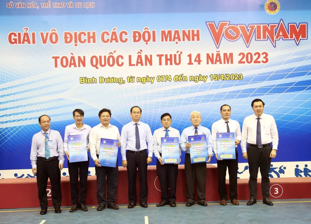 Lãnh đạo địa phương tặng quà lưu niệm cho đại diện lãnh đạo Bộ VHTTDL, Tổng cục TDTT và Liên đoàn Vovinam Việt Nam Lãnh đạo địa phương tặng quà lưu niệm cho đại diện lãnh đạo Bộ VHTTDL, Tổng cục TDTT và Liên đoàn Vovinam Việt Nam