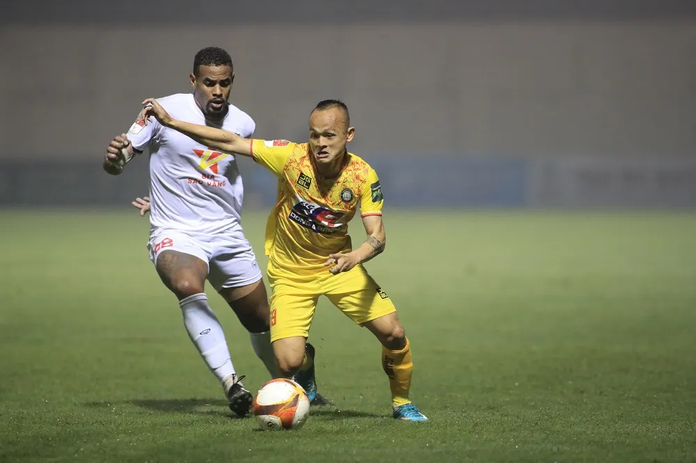 Quốc Phương thi đấu nổi bật trong trận thắng đậm của Thanh Hóa trước Hà Tĩnh. Ảnh: MINH HOÀNG