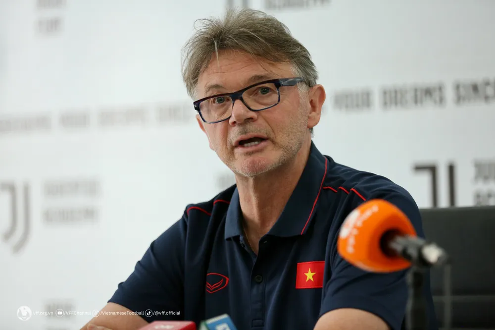 HLV Troussier cùng các học trò hướng đến mục tiêu bảo vệ ngôi vô địch tại SEA Games