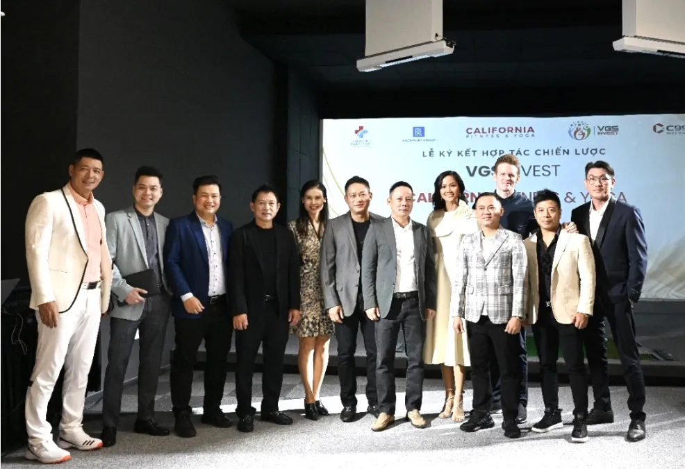 Đại diện hai đơn vị chụp hình lưu niệm