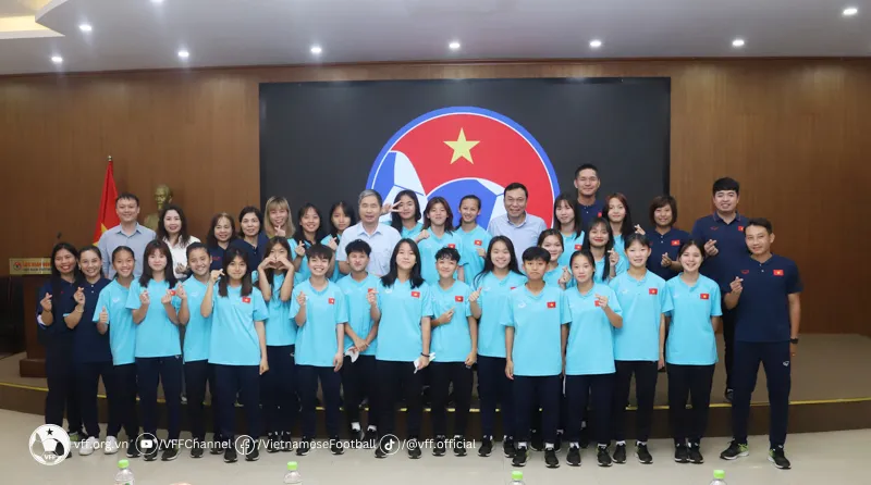 Tập thể đội U17 Việt Nam chụp hình lưu niệm cùng lãnh đạo VFF