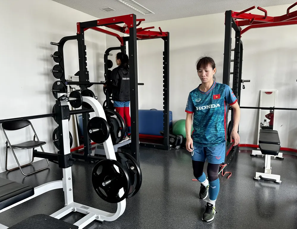 Thùy Trang và các cầu thủ đã thi đấu ở trận hôm trước được sắp xếp tập tại phòng gym