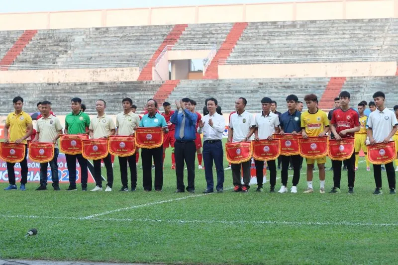 Ban tổ chức giải cùng LĐBĐ Việt Nam trao cờ lưu niệm đến các đội tham dự VCK