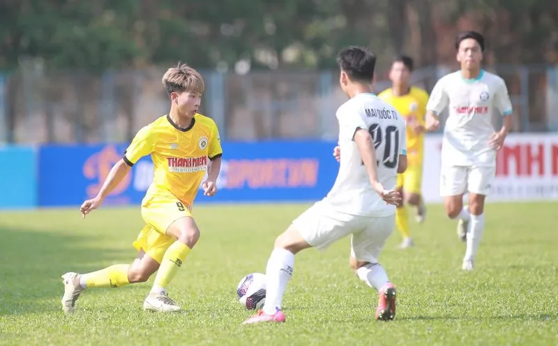 Hà Nội (áo vàng) bị Đà Nẵng chia điểm với tỷ số 1-1