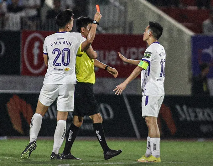 Thủ quân Văn Quyết bị phạt thẻ đỏ sau trận đấu