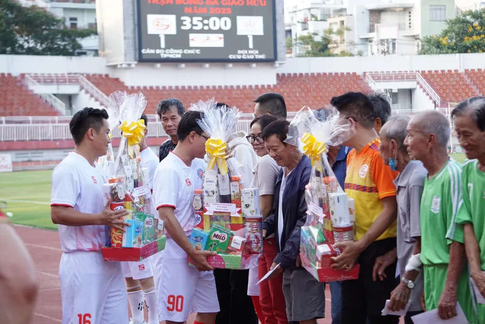 Ban tổ chức trao quà tri ân đến các cựu cầu thủ