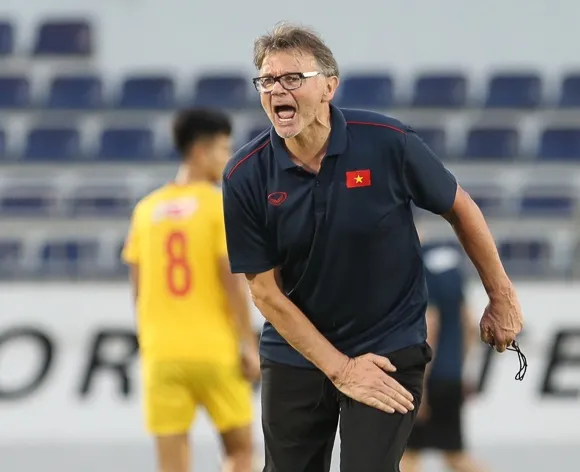 HLV Troussier chỉ còn 4 ngày trước khi chốt danh sách